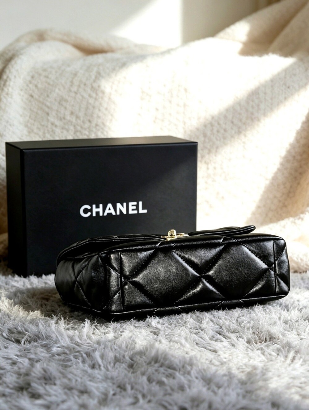 Chanel 19 Medium in Quilted Shiny Calfskin - Picture 7 of 7